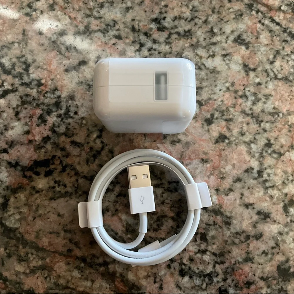 Apple iPad Mini Lightning to USB Cable & Lightning Power Adapter